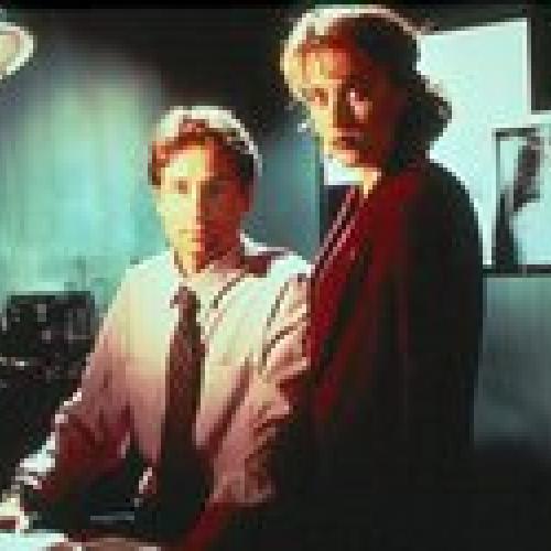 Promotional still of Mulder and Scully from The X-Files